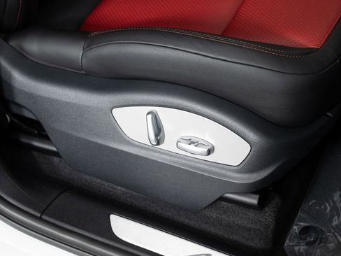 Used 2016 Porsche Macan S w/ Infotainment Package image 30