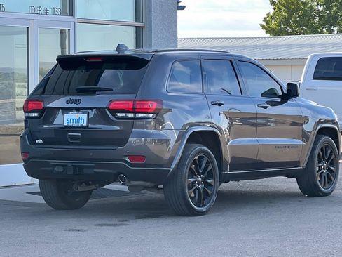 Used 2021 Jeep Grand Cherokee Laredo X image 3