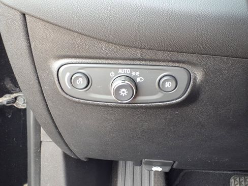 Used 2018 Chevrolet Equinox Premier FWD image 20