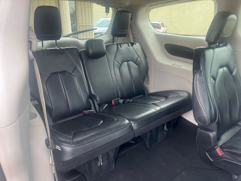 Used 2023 Chrysler Pacifica Touring-L FWD image 11