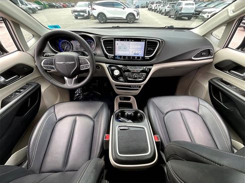 Used 2024 Chrysler Pacifica Touring-L image 21