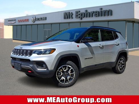 Used 2025 Jeep Compass Trailhawk AWD/4WD image 1