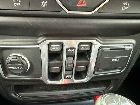 Used 2020 Jeep Wrangler Unlimited Sahara w/ Safety Group AWD/4WD image 16