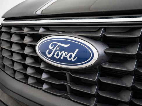 Used 2024 Ford Escape SE w/ Class II Trailer Tow Package image 3