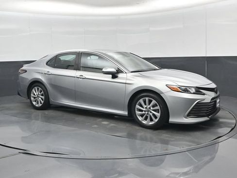 Used 2022 Toyota Camry LE FWD image 31