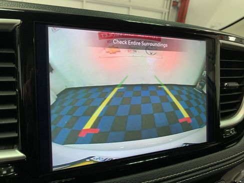 Used 2024 Chrysler Pacifica Select image 19