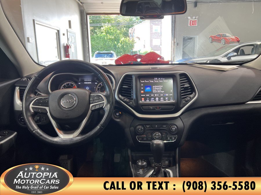 Used 2018 Jeep Cherokee Trailhawk AWD/4WD image 23