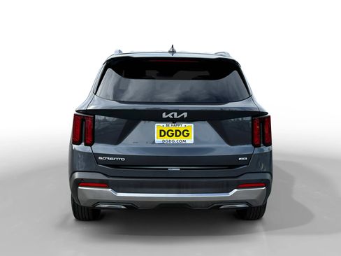 Used 2024 Kia Sorento S image 4