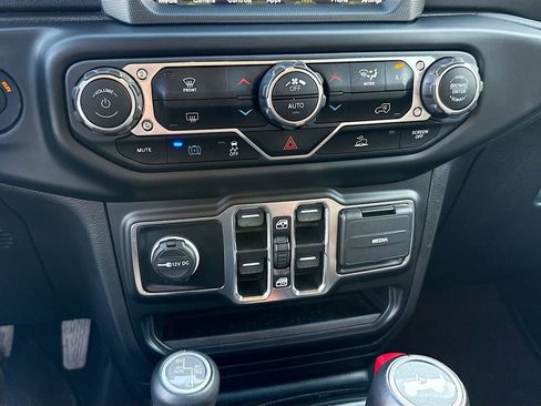 Used 2023 Jeep Wrangler Unlimited Sahara image 17