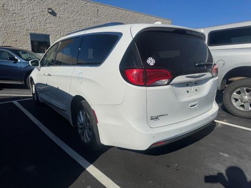 Used 2018 Chrysler Pacifica Touring-L image 2