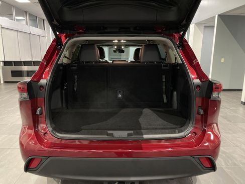 Used 2025 Toyota Highlander XLE image 35