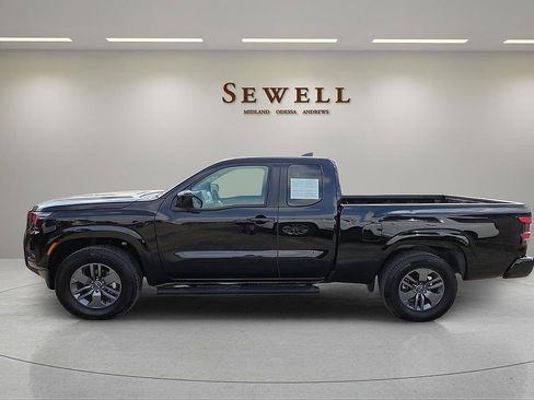 Used 2025 Nissan Frontier SV RWD image 2