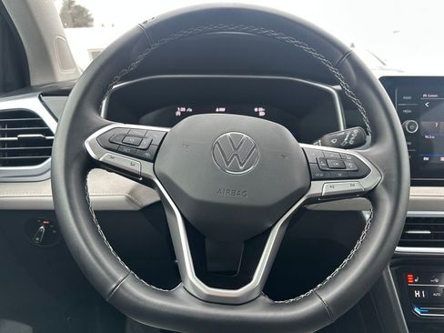 Used 2025 Volkswagen Taos SE w/ Panoramic Sunroof Package image 7