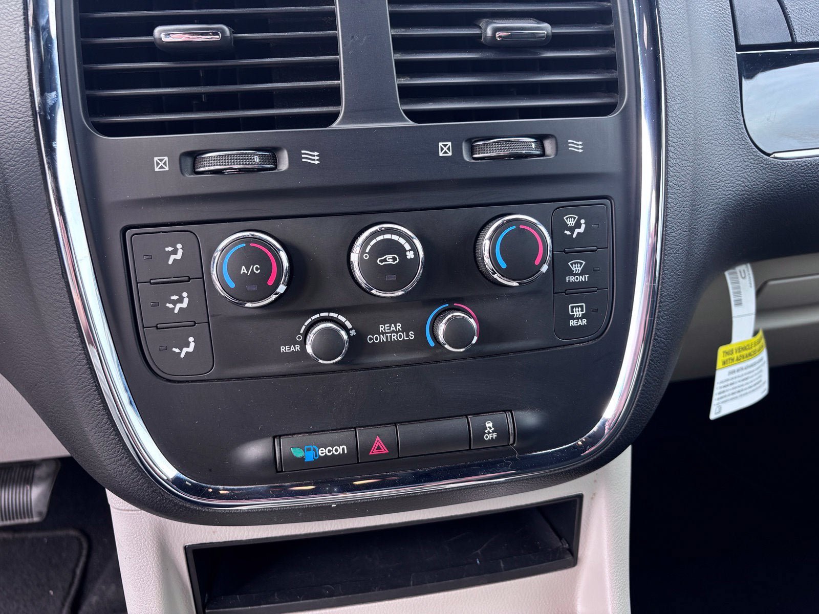 Used 2019 Dodge Grand Caravan SXT FWD image 17