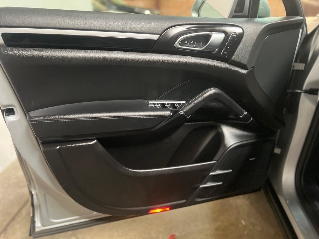 Used 2017 Porsche Cayenne AWD/4WD image 32
