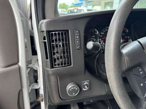 Used 2017 GMC Savana 3500 RWD image 6