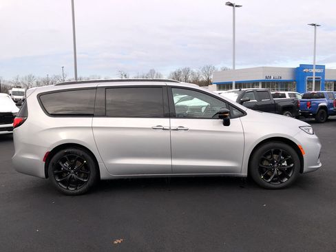 New 2026 Chrysler Pacifica Select image 14