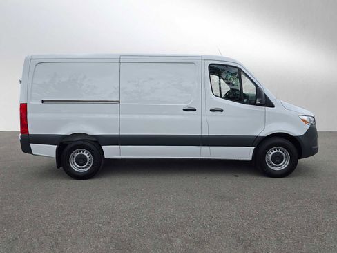 Used 2025 Mercedes-Benz Sprinter 2500 image 2