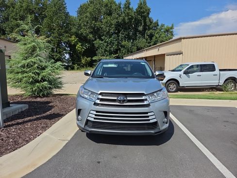 Used 2018 Toyota Highlander XLE FWD image 2