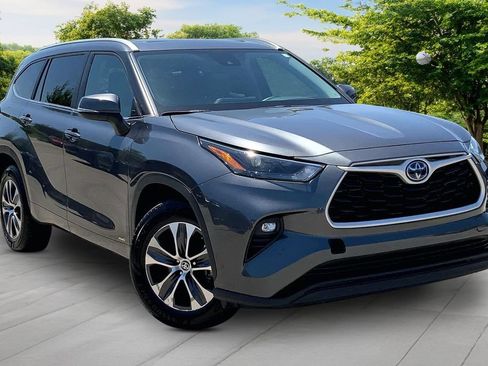 Used 2023 Toyota Highlander XLE AWD/4WD image 3
