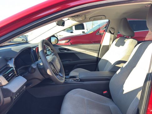 Used 2025 Toyota Camry LE w/ Convenience Package image 11