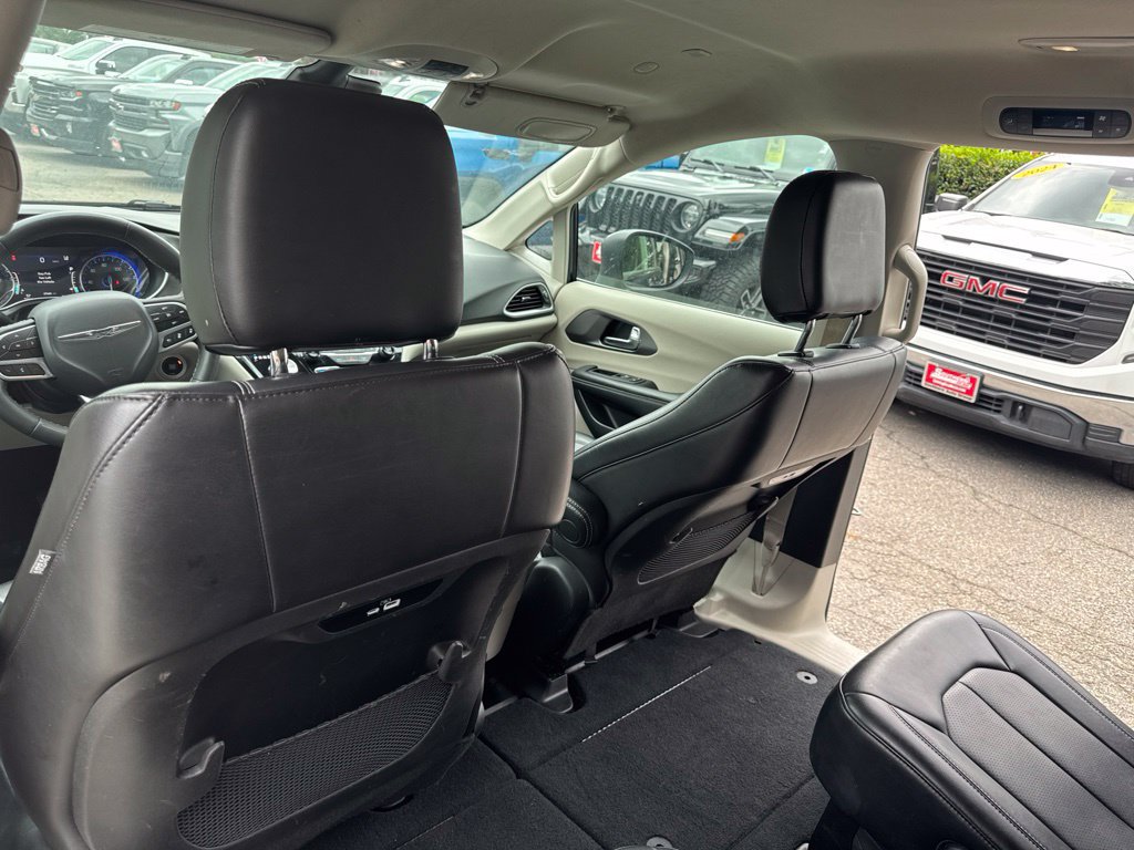 Used 2023 Chrysler Pacifica Touring-L FWD image 13