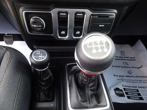 Used 2025 Jeep Wrangler Sport AWD/4WD image 12