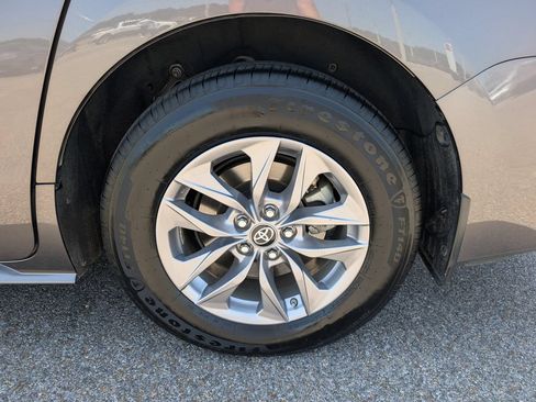 Used 2024 Toyota Sienna XLE FWD image 32