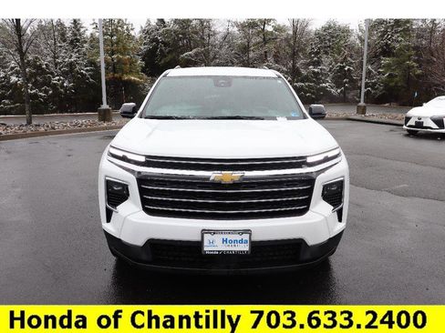 Used 2024 Chevrolet Traverse LT w/ Enhanced Driving Package image 2