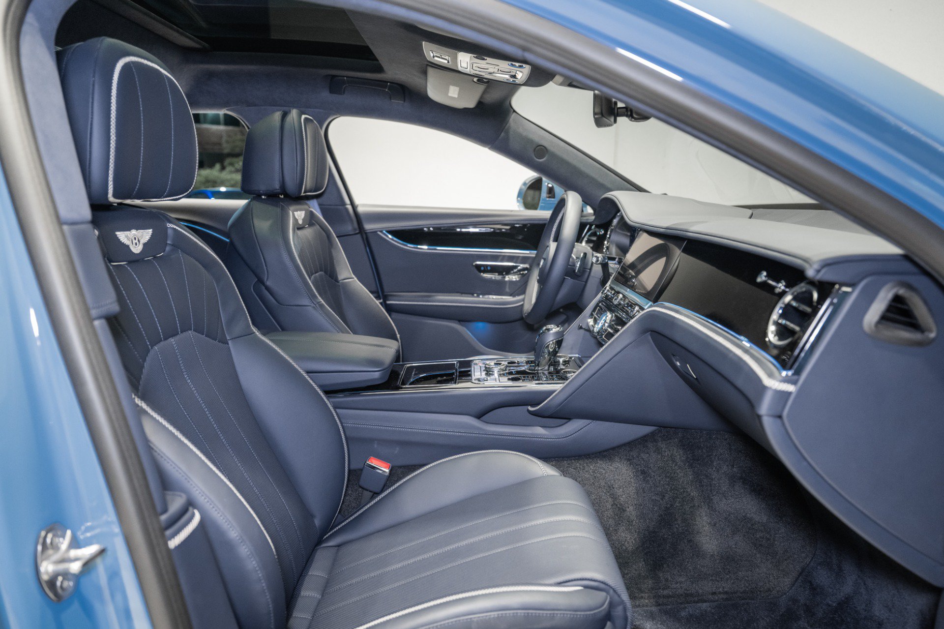Used 2024 Bentley Flying Spur V8 AWD/4WD image 2