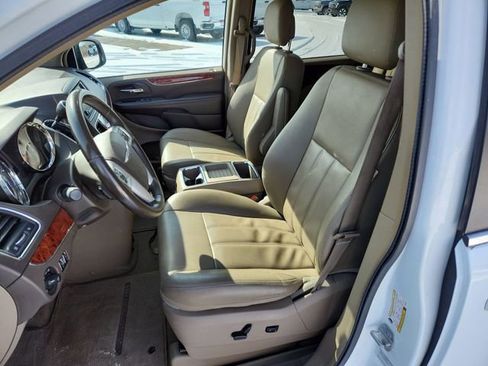Used 2016 Chrysler Town & Country Touring image 17