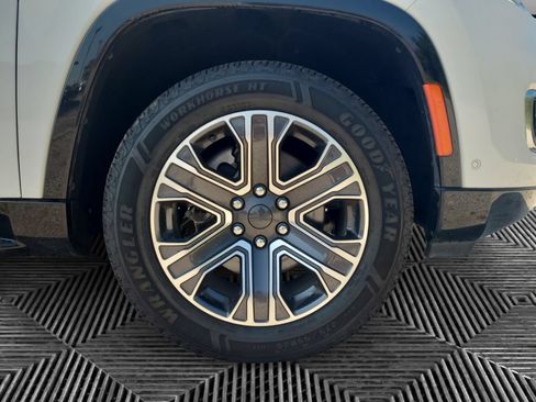 Used 2024 Jeep Wagoneer Series II w/ Flexible Seating Group RWD image 16