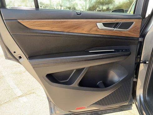 Used 2025 Volkswagen Atlas SE image 29