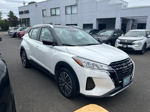 Used 2023 Nissan Kicks SV FWD image 2