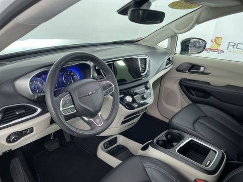 Used 2024 Chrysler Pacifica Touring-L FWD image 19