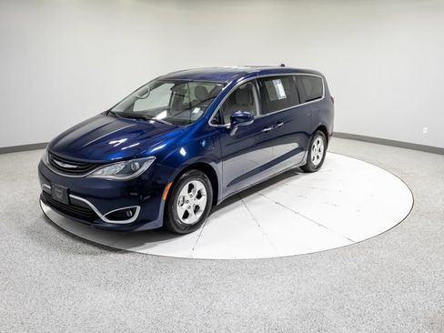 Used 2018 Chrysler Pacifica Touring Plus FWD image 33