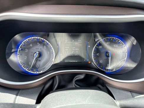 Used 2018 Chrysler Pacifica Touring-L FWD image 15