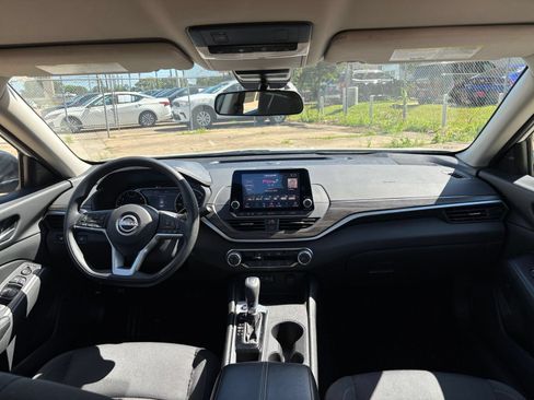Used 2025 Nissan Altima 2.5 SV FWD image 33