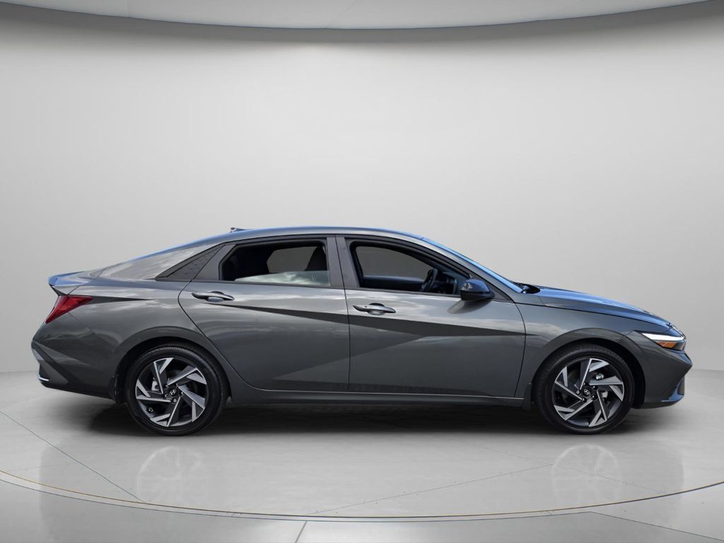 Certified 2025 Hyundai Elantra SEL FWD image 4