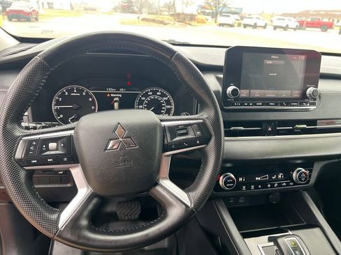 Used 2023 Mitsubishi Outlander SE image 12