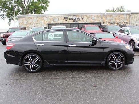 Used 2017 Honda Accord Sport image 8