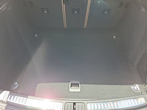 Certified 2025 Porsche Macan AWD/4WD image 17