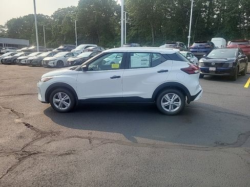 Certified 2025 Nissan Kicks Play S image 2