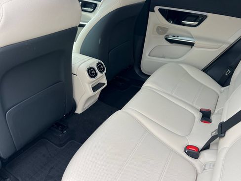 Used 2025 Mercedes-Benz GLC 300 image 4