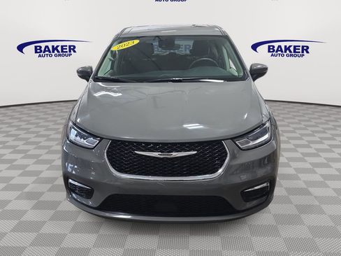 Used 2023 Chrysler Pacifica Touring-L FWD image 2