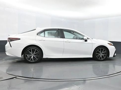 Used 2023 Toyota Camry SE image 4