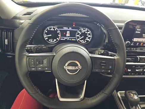 Used 2025 Nissan Pathfinder SV w/ SV Premium Package FWD image 10