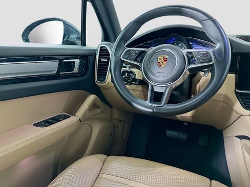 Certified 2022 Porsche Cayenne Platinum Edition image 25