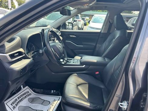 Used 2020 Toyota Highlander XLE AWD/4WD image 20