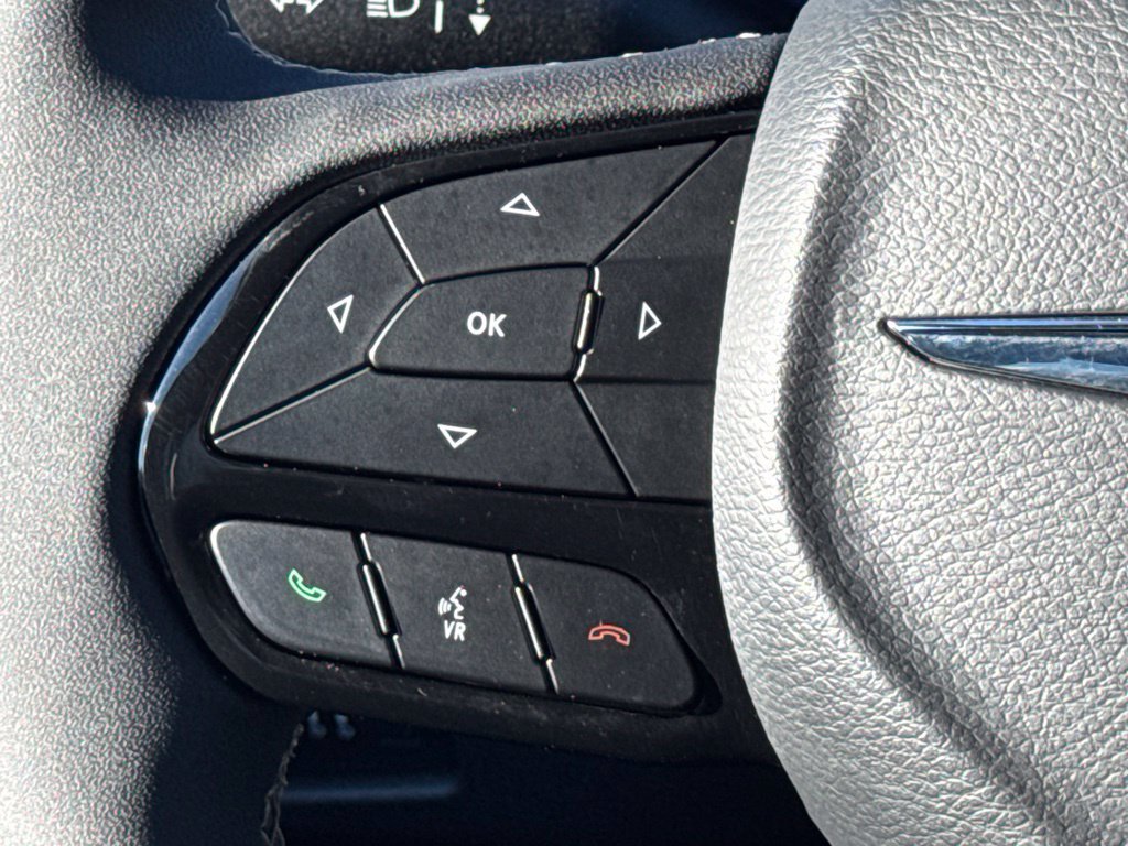 Used 2025 Chrysler Pacifica Premium FWD image 18